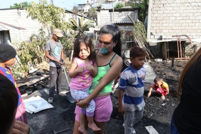 Evelyn Izaza recuerda los momentos de angustia y los gritos de sus familiares, quienes estaban atrapados dentro del inmueble.