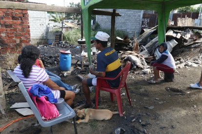 Varios de los afectados pasaron la madrugada afuera de lo que hasta horas antes fue su hogar.