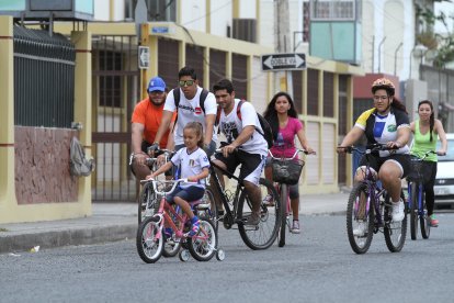 Se recomienda permanecer con mascarillas al momento de practicar deportes como el ciclismo.