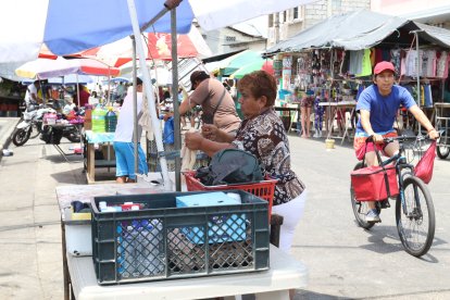 En el mercado de la 18 y Ayacucho la comerciante como el comensal olvidaron la mascara.