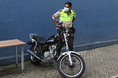 En esta motocicleta pretendía huir el sospechoso.