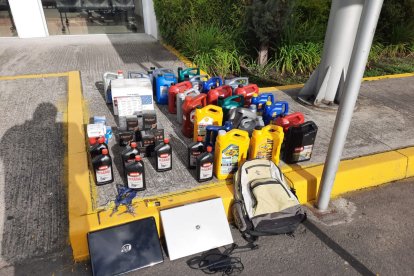 Los implicados quisieron vender las cosas robadas en un local.