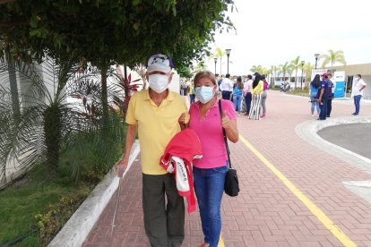 Sonia Bailón y su padre emocionado después de recibir su vacuna.