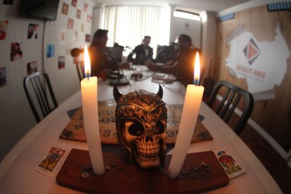 Las transmisiones suelen hacerlas sin luz.