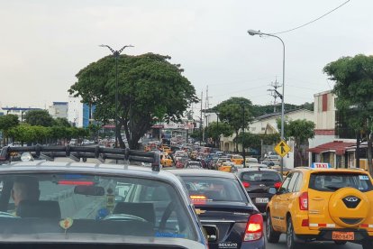 Hay tráfico en diferentes sectores de Guayaquil.