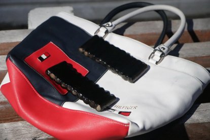 Las 20 capsulas fueron halladas en el interior de un bolso que llevaba la mujer.