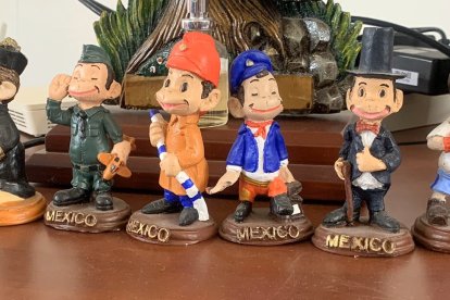 Robin tiene una colección de figuras de Cantinflas.