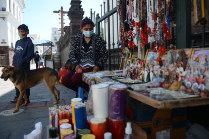 Pese a la restricción, salieron las vendedoras de productos religiosos.