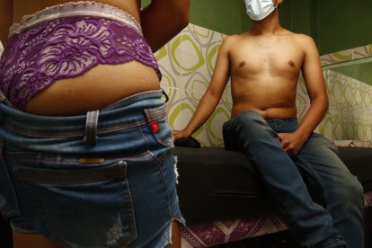 Quienes se inician sexualmente en los prostíbulos tienden a estar nerviosos en su primera vez.