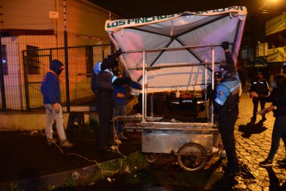 Un puesto de pinchos fue decomisado durante el toque de queda, en Solanda.