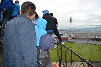 Los residentes pusieron gradas, baldosas y baños.