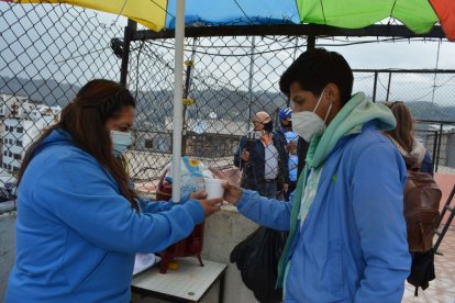 Silvia López es la encargada de vender los aperitivos.