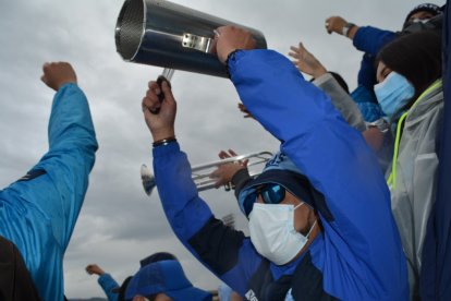 Las cornetas y las banderas se permiten ingresar al lugar.