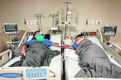 Pareja de esposos luchan contra el COVID en hospital del Iess de Quevedo