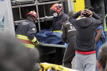 Los bomberos liberaron tres cadáveres del interior del vehículo.