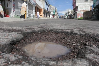 A pocos metros de la parte repavimentada hay enormes baches.