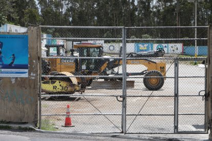 La maquinaria permanece en el estadio de Cangahua.