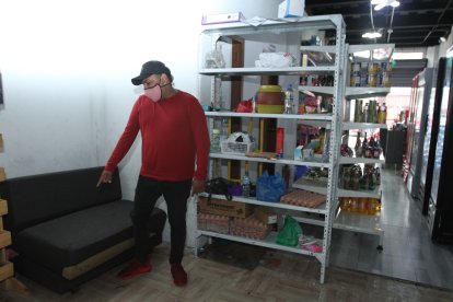 Héctor Salazar Herrera muestra el sillón donde tenía cargando su iPad, valorado en 1.800 dólares.