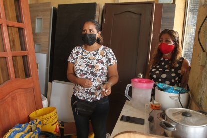 Alexandra Morales, dueña del teléfono sustraído, comentó que su teléfono estaba en la repisa.