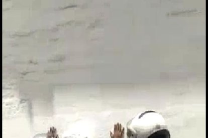 Este es el momento en el que los uniformados le revisaban a David.