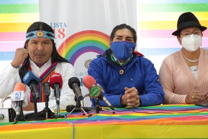 Dirigentes indígenas dieron una rueda de prensa en el sede de Pachakutik.