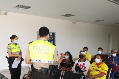 Policías comunitarios con dirigentes del sector intervenido hablaron sobre los problemas del barrio.