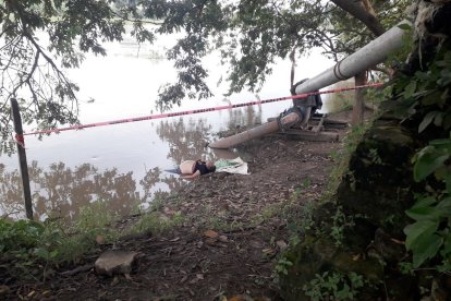 El cuerpo fue hallado junto a la orilla del río Daule.