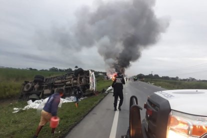 Al lugar llegaron agentes de la Comisiój de Tránsito del Ecuador y Cuerpo de Bomberos.