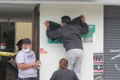 Colocaron un lazo negro en la entrada del domicilio.