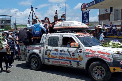Músicos locales se movilizaron en la popular camioneta del cantante riosense.