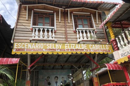 El escenario que Roberto Calero tenía en su rancho lo llamó como su amigo Selby Elizalde.