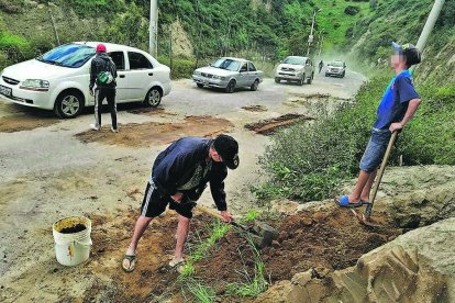 La tierra la  sacan de la ladera junto a la vía que conecta Velasco con La Planada.