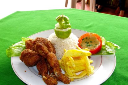 Las ancas de rana acompañadas con arroz y papas fritas se ven deliciosas.