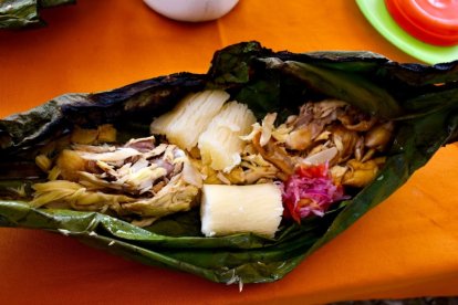 El tradicional plato cocido envuelto en hojas.-