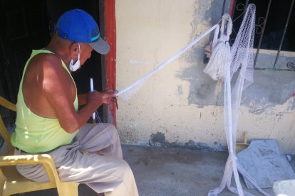 A su edad, aún Francisco yagual se entretiene con el tejido de las redes.