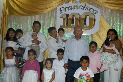 En 2019 su familia se reunió para celebrarle sus 100 años. Por la pandemia del COVID no han podido festejarlo ahora.