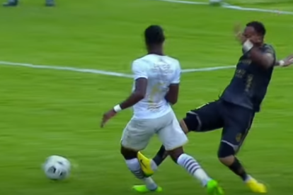 Quiñónez recibió una dura entrada, por parte de Jesie Godoy.