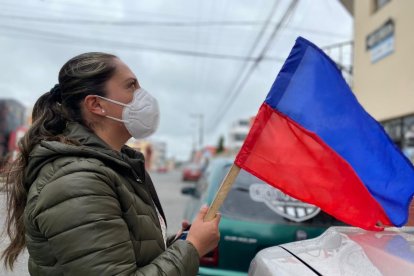 En diversos edificios colocaron banderas de la ciudad.