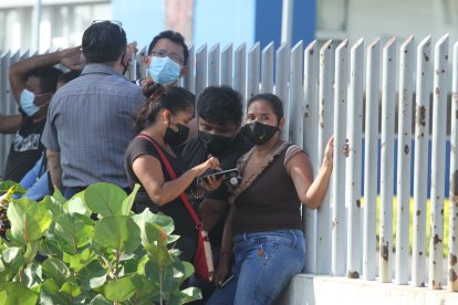 Familiares llegaron al Laboratorio de Criminalística para retirar el cuerpo de su pariente.