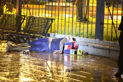 El cuerpo quedó tirado junto al parque España, en la acera este de la calle Portete.
