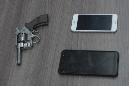 Entre las evidencias, además del arma, constan dos celulares, que al parecer serían de los ciudadanos.