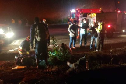 Personal del Cuerpo de Bomberos estabilizaron a los sobrevivientes en un costado de la vía.