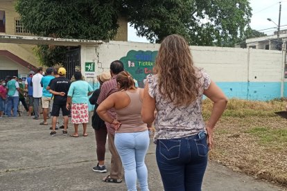 Largas colas en las afueras de los recintos electorales.