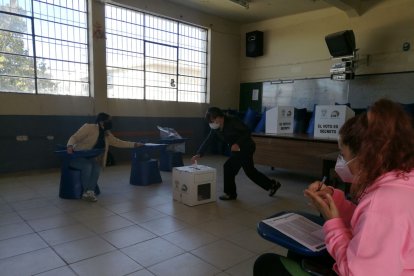 Una adulta mayor de Cuenca camina ágilmente hacia la urna a depositar su voto.