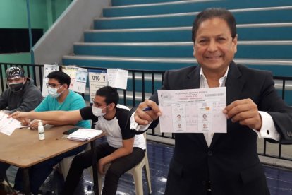 Sagnay mostrando su papeleta.