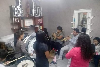 Integrantes de una banda ensayan para su presentación virtual.