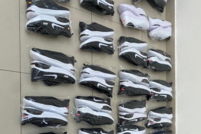 Parte de los zapatos encontrados por los uniformados