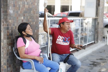 Nancy Tumbaco busca empleo de trabajadora doméstica. Su primo Luis Lucas anhela ser capacitado en nuevos oficios.