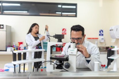 Los laboratorios de dos universidades de Loja habrían detectado la presencia de las variantes brtánica y brasileña de covid.