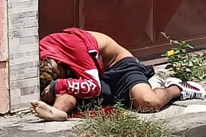 El fallecido vestía pantaloneta negra, buzo rojo y zapatos deportivos.